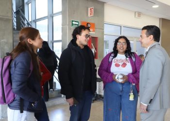 Rector da la bienvenida a estudiantes de nuevo ingreso en recorrido por Campus Ciudad Universitaria