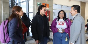 Rector da la bienvenida a estudiantes de nuevo ingreso en recorrido por Campus Ciudad Universitaria