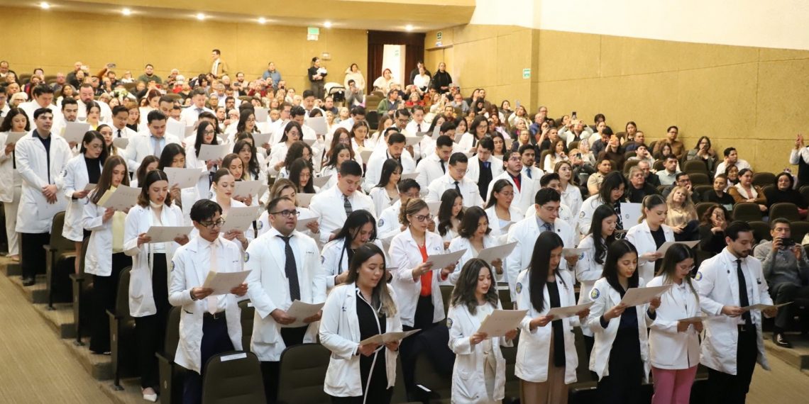 La UACJ entrega a la sociedad 90 médicos cirujanos