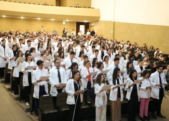 La UACJ entrega a la sociedad 90 médicos cirujanos  
