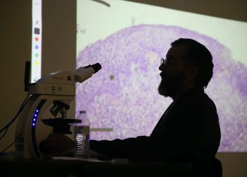 Imparten taller de correlación clínico-patológica sobre cáncer 
