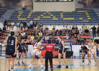 Noche de impacto con partido entre Indias y Leonas