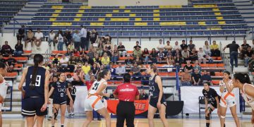 Noche de impacto con partido entre Indias y Leonas