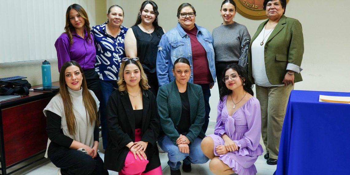 Universitarias comparten su ser y pensar en foro por el 8M