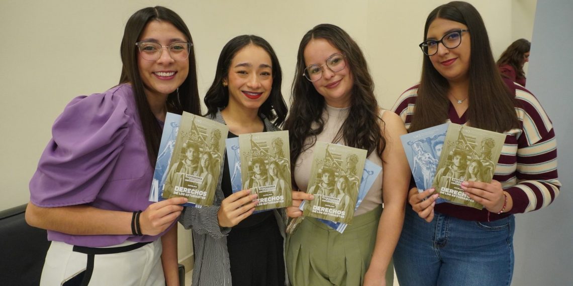 Estudiantes participan en el Conversartorio Voces Universitaria