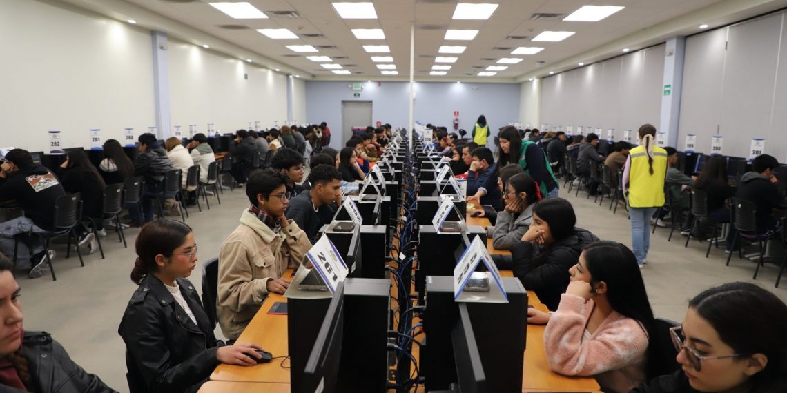 Entrega UACJ 16 mil fichas de admisión