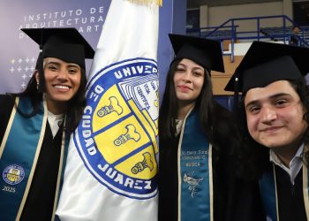 De las aulas al futuro: 515 profesionistas celebran su graduación en la UACJ