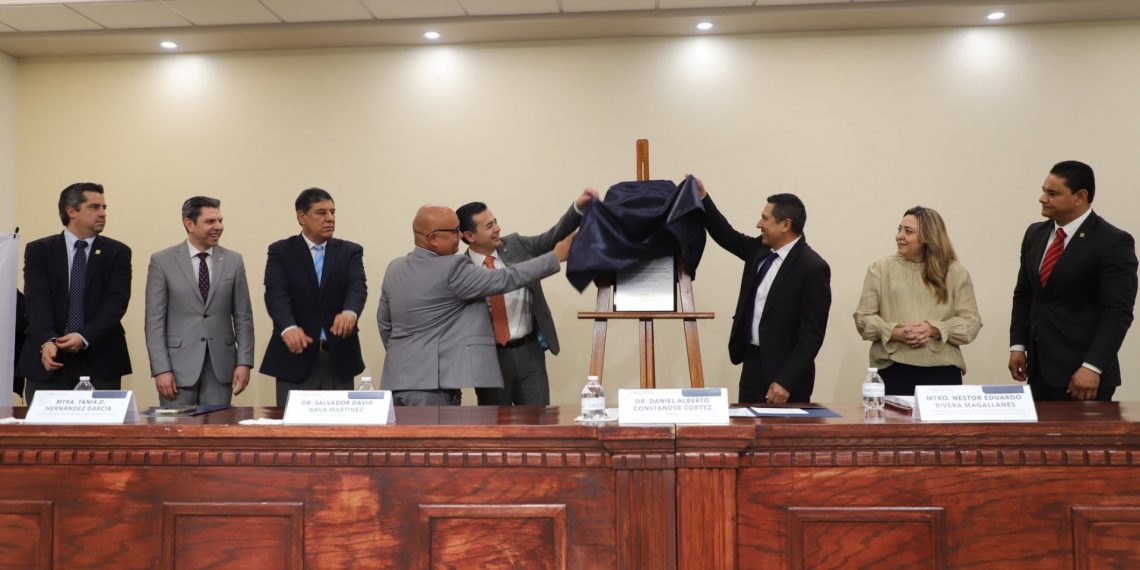 Develan placa por reacreditación del Programa en Entrenamiento Deportivo ante la COMACAF