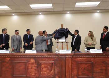 Develan placa por reacreditación del Programa en Entrenamiento Deportivo ante la COMACAF