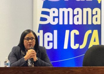 Especialista en justicia para adolescentes dialoga con estudiantes de Derecho