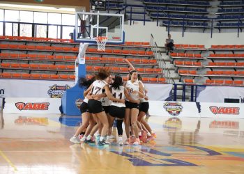 Leonas rugen y avanzan