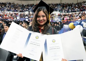 Doble meta, doble orgullo: egresa con dos licenciaturas de la UACJ