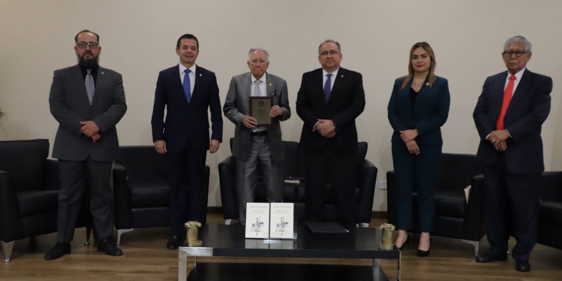 Entre aulas y tribunales: un libro que narra la vida detrás del Derecho