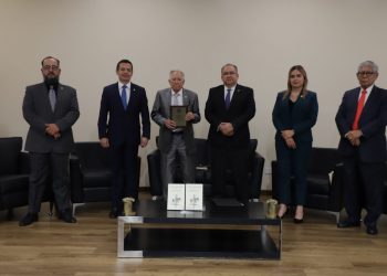 Entre aulas y tribunales: un libro que narra la vida detrás del Derecho