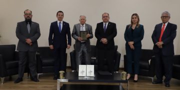 Entre aulas y tribunales: un libro que narra la vida detrás del Derecho