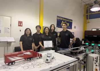 Estudiantes de la UACJ destacan en concurso internacional de ingeniería aplicada
