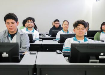 Reúne XVI Olimpiada de Química a futuros talentos en la UACJ