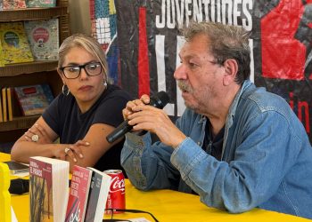 Paco Ignacio Taibo II impulsa el gusto por la lectura entre universitarios en la UACJ