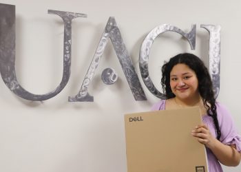 Camila Domínguez convierte la lectura en triunfo en concurso universitario