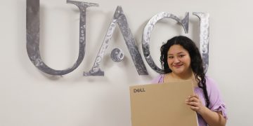 Camila Domínguez convierte la lectura en triunfo en concurso universitario