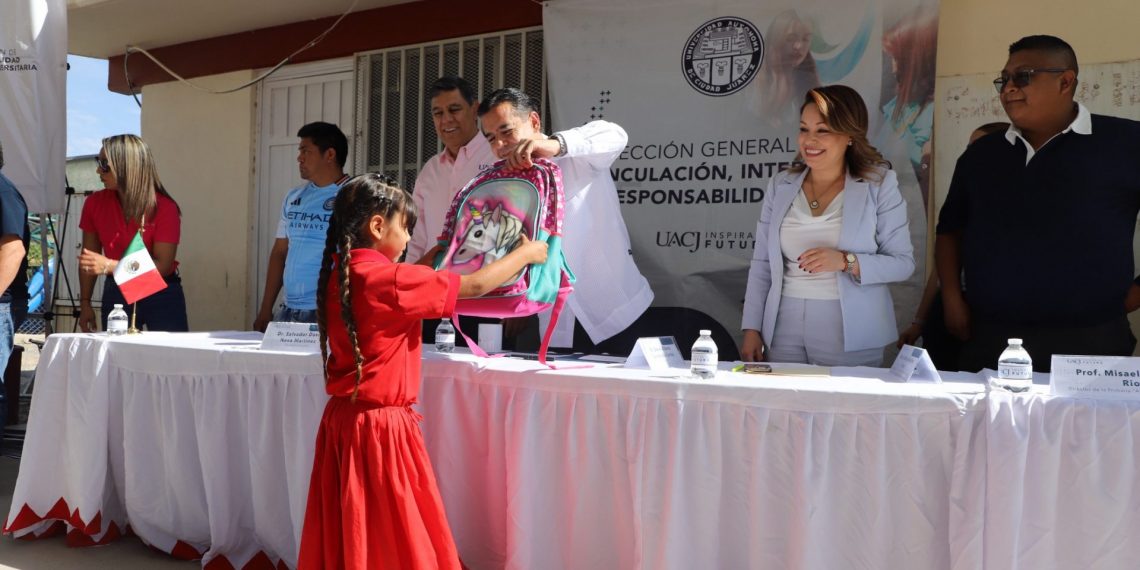 UACJ lleva útiles y mochilas a la colonia Tarahumara y busca abrir una ruta de acompañamiento educativo
