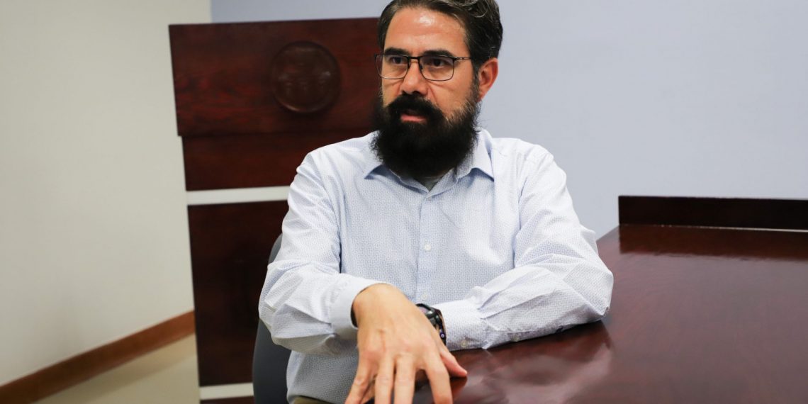 Reconoce Springer Nature al investigador de la UACJ Manuel Ramos por su contribución editorial internacional