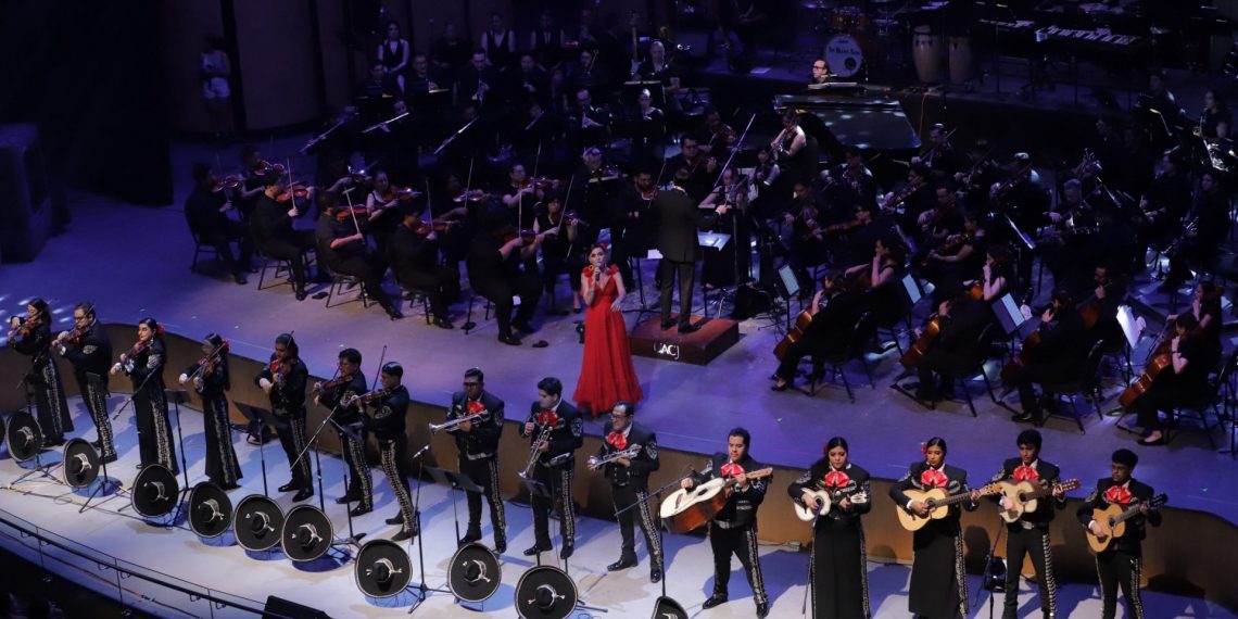 Rinden homenaje a Juan Gabriel con concierto sinfónico sin precedentes