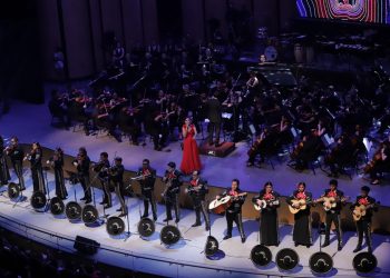 Rinden homenaje a Juan Gabriel con concierto sinfónico sin precedentes