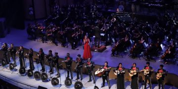 Rinden homenaje a Juan Gabriel con concierto sinfónico sin precedentes