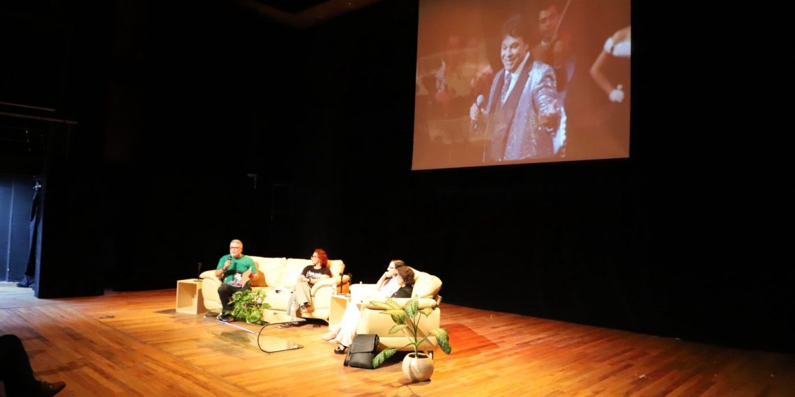 Analizan el impacto visual y comercial de Juan Gabriel en la UACJ