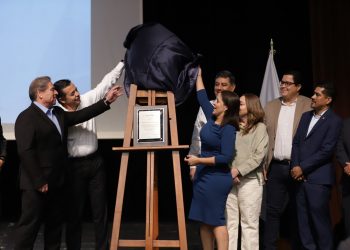 Medio siglo de huellas: UACJ ovaciona 50 años de formar profesionales en Medicina Veterinaria y Zootecnia