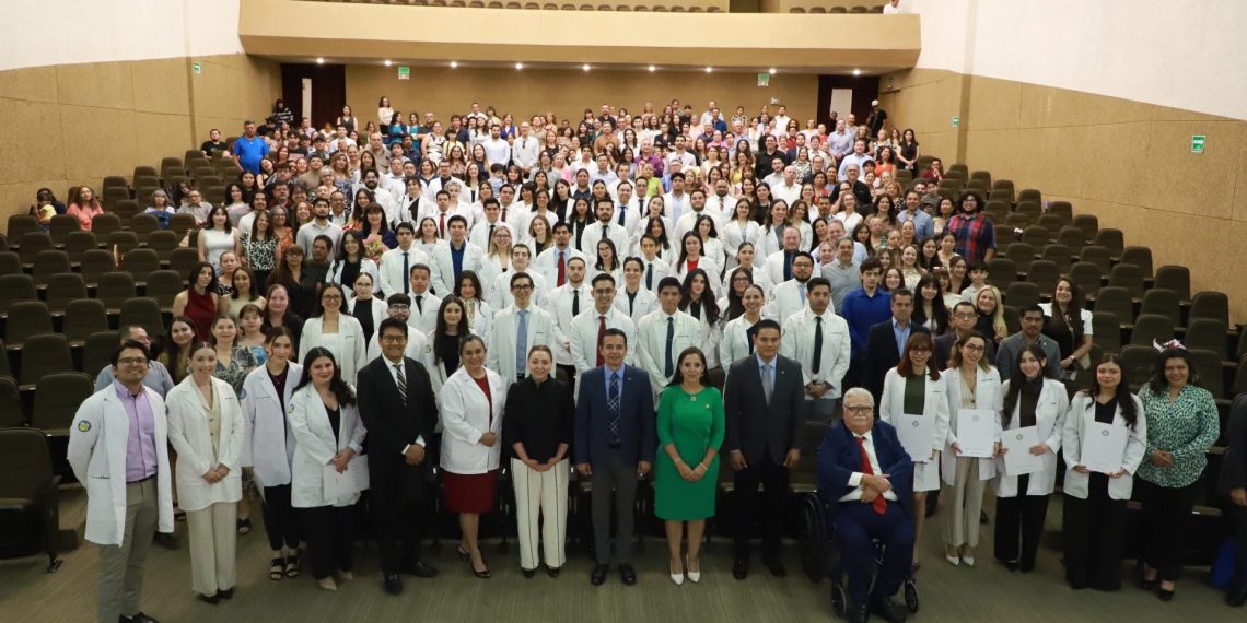 Renuevan su vocación de médicos humanos