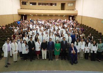 Renuevan su vocación de médicos humanos