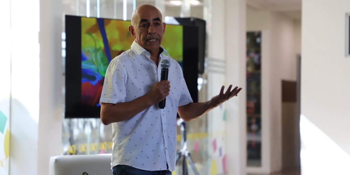 Presentan conferencia magistral sobre la construcción humana en niñas, niños y jóvenes