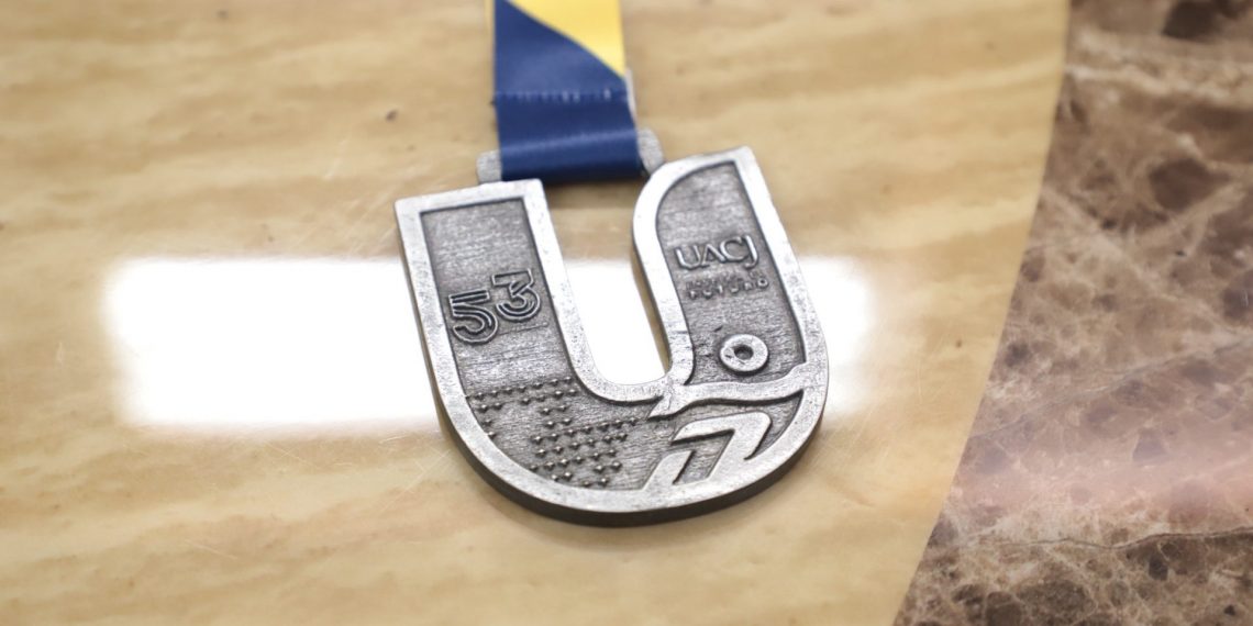Presentan medalla conmemorativa de la Carrera de Aniversario UACJ