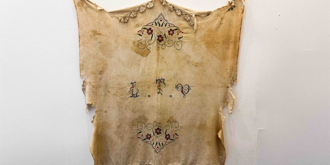 Guardar un textil, conservar una historia entre las huellas del tiempo