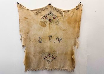 Guardar un textil, conservar una historia entre las huellas del tiempo