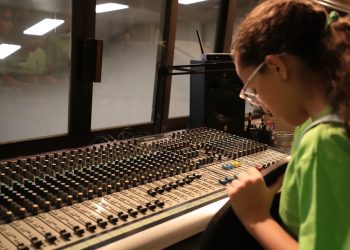 Niños y se niñas exploran la UACJ como universitarios 