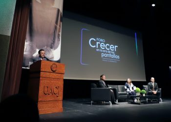 En un mundo de pantallas, la UACJ llama a reconectar con las personas