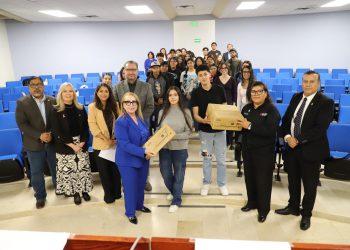 Recibe la UACJ donativo tecnológico para beneficiar la formación de futuros contadores